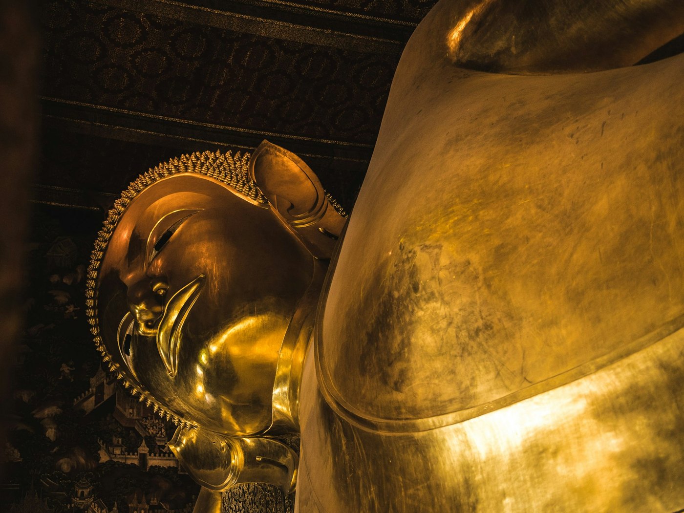 タイ・バンコクの金色の仏像